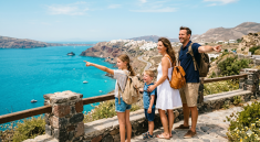 Famille avec deux enfants regardant la mer depuis un belvédère en été