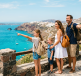 Famille avec deux enfants regardant la mer depuis un belvédère en été