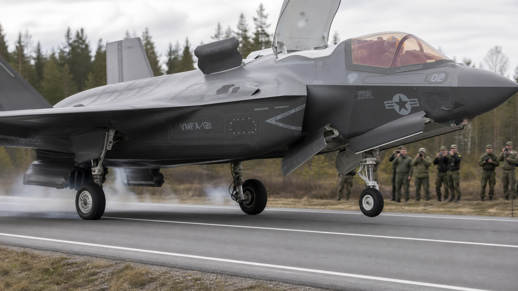 F-35B atterrissant sur une route en Finlande lors d'un exercice militaire