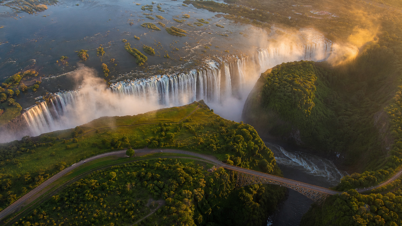 Vue aérienne des chutes Victoria avec hôtel de luxe en arrière-plan