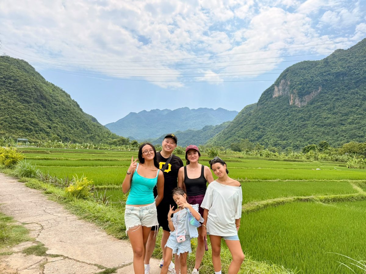 Pierre Woo avec sa femme et leurs trois filles dans la vallée de Mai Châu au Vietnam