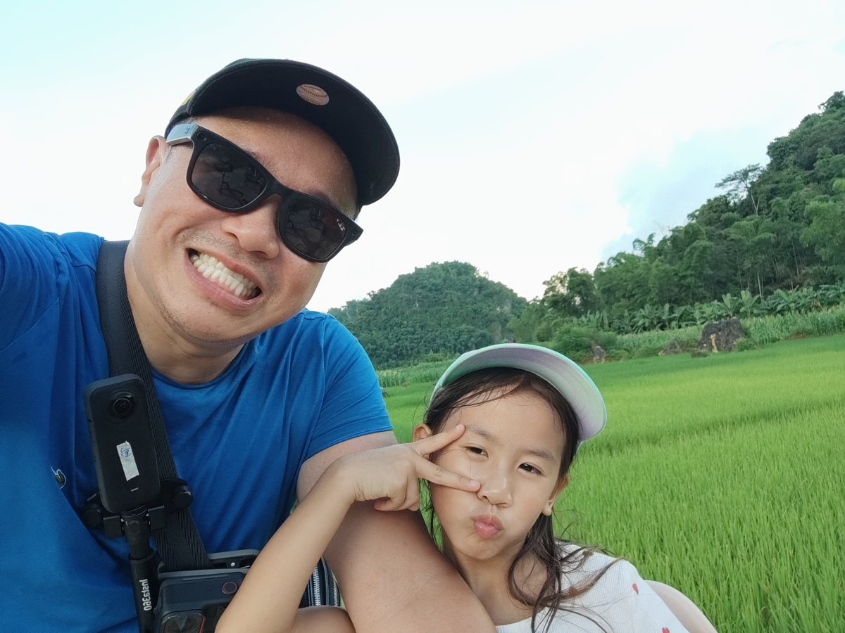 Pierre Woo et sa fille devant les rizières de Mai Châu au Vietnam, une caméra Insta360 en bandoulière